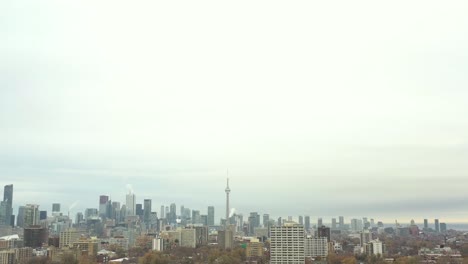 Castillo-Histórico-De-Estilo-Gótico-De-Casa-Loma-En-El-Centro-De-Toronto-Desde-Una-Vista-Aérea-De-Drones,-Canadá