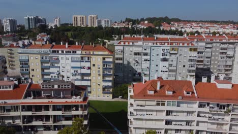 Vista-Aérea-De-Abajo-Hacia-Arriba-De-Las-Casas-Hasta-Que-Se-Extendieron-Por-La-Ciudad.