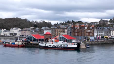 Malerische-Landschaftsansicht-Der-Stadt-Oban,-Der-Uferpromenade-Und-Der-Gebäude-Mit-Der-Caledonian-Macbrayne-Fähre-Im-Vordergrund,-Westschottland,-Vereinigtes-Königreich