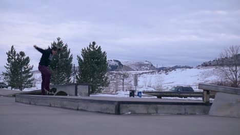 El-Hombre-Hace-Un-Caballito-De-Patineta-Con-Un-Kickflip.