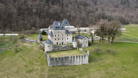 Acercándonos-A-Un-Hermoso-E-Impresionante-Castillo-Construido-En-1996