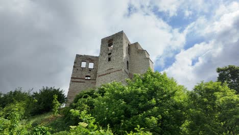 Ruins-of-a-Romanesque-castle-in-Kazimierz-Dolny-city,-Poland