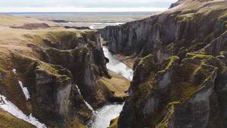 Paisaje-áspero-Y-Accidentado-Del-Cañón-Fjadrargljufur-En-La-Naturaleza-De-Islandia