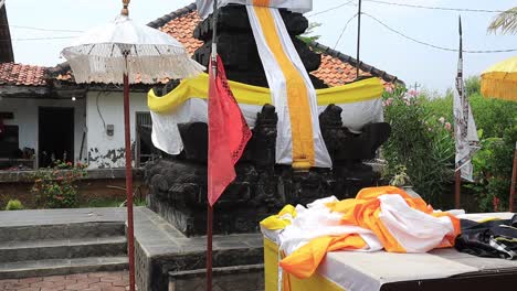 Hindú-Durante-La-Preparación-De-Una-Ceremonia-En-El-Templo,-Pekalongan-Indonesia,-12-2024-De-Mayo
