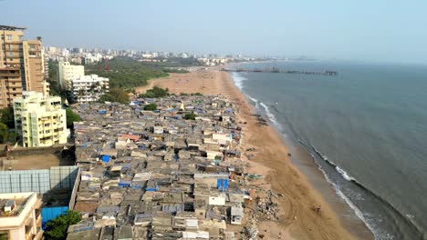 Disparo-Con-Dron-Al-Atardecer-En-La-Playa-De-Varsova-En-Mumbai