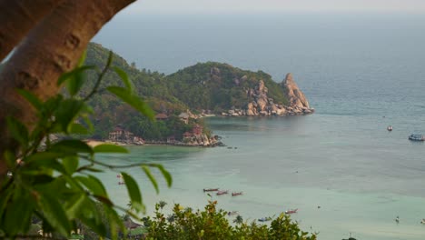 Atemberaubende-Tropische-Hoch-über-Dem-Panoramablick-Auf-Eine-Tropische-Insel-Mit-Meer