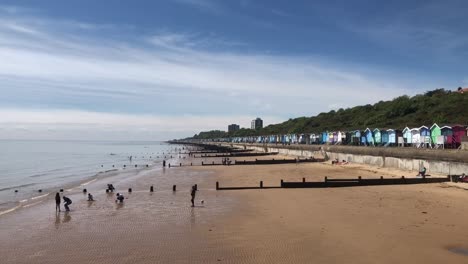 Familien-Genießen-Den-Strand-An-Einem-Warmen-Tag-In-Frinton-on-Sea-In-Essex,-Großbritannien