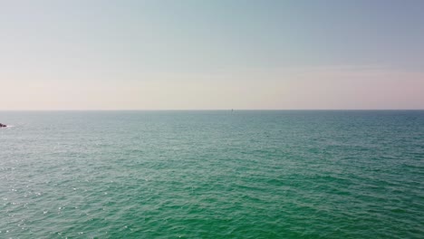 Vista-Amplia-Y-Tranquila-Del-Mar-Azul-Bajo-Un-Cielo-Despejado-En-Garraf,-Costa-Barcelona.