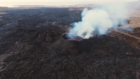 Aktiver-Vulkan-Grindavík-Mit-Lava-Und-Rauchendem-Krater-Vor-Dem-Ausbruch