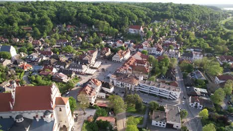 Plaza-Del-Mercado-Del-Casco-Antiguo-Kazimierz-Dolny-Video-Aéreo-De-Polonia