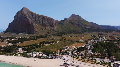 Wunderschöne-Drohnenansicht-Des-Monte-Monaco-Von-San-Vito-Lo-Capo-Aus