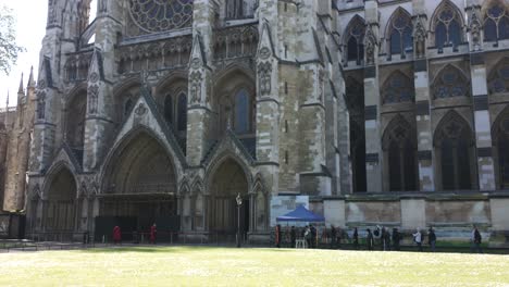 Visitors-Queuing-In-The-Morning-To-Enter-Westminster-Abbey