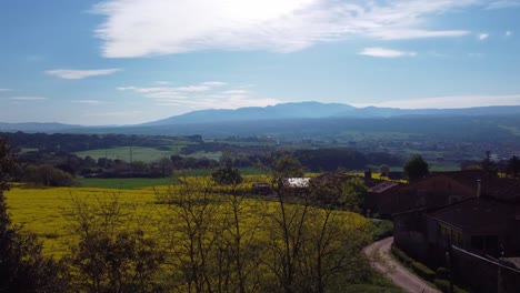 Vista-Panorámica-De-Salvassola-Vic,-Cerca-De-Barcelona,-Que-Muestra-Los-Colores-Primaverales-Y-Un-Cielo-Despejado.