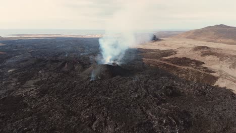 Paisaje-Volcánico-De-Roca-Negra-Con-Volcán-Activo-En-Erupción-En-Islandia