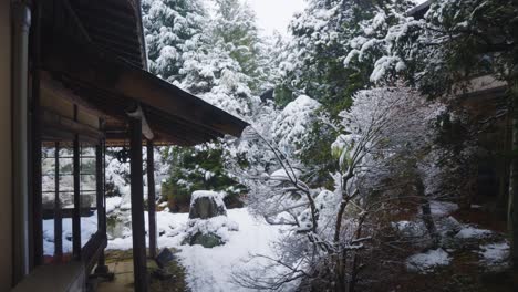Posada-De-Estilo-Japonés,-Jardín-De-Invierno-Con-Nieve-En-La-Región-Norte-De-Tohoku