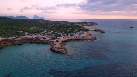 Es-Vedra-Cala-Comte-Strand-Mit-Booten,-Atemberaubender-Ibiza-Sonnenuntergangshimmel