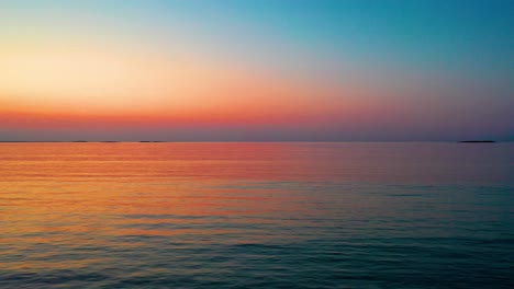Farbenfroher-Sonnenuntergang,-Der-Sich-In-Den-Plätschernden-Meereswellen-Spiegelt