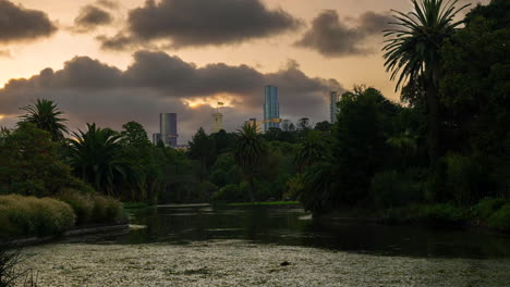 Timelapse,-Vista-Del-Horizonte-Del-Paisaje-Urbano-Del-Centro-De-Melbourne-Australia-Desde-El-Jardín-Botánico