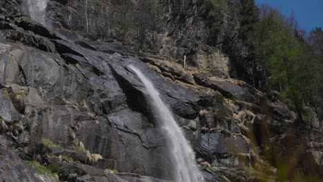 Felsige-Wanderwege-Mit-Den-Nardis-Wasserfällen-Im-Genova-Tal,-Trentino,-Italien