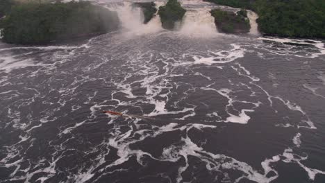 Luftbildvideo-Einer-Curiara,-Einem-Kleinen-Boot,-Das-In-Der-Lagune-Von-Canaima-Neben-Den-Wasserfällen-Segelt