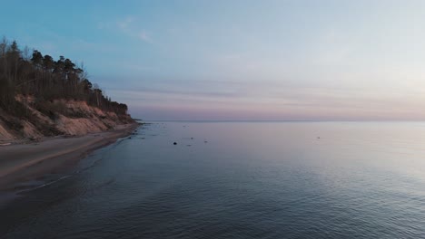 Establecimiento-De-Toma-Aérea-De-La-Costa-Del-Mar-Báltico-Jurkalne-En-La-Tarde-Al-Atardecer