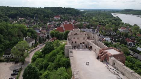 Ruinen-Einer-Romanischen-Burganlage-Mit-Aussichtsterrassen-Und-Kazimierz-Dolny-Im-Hintergrund