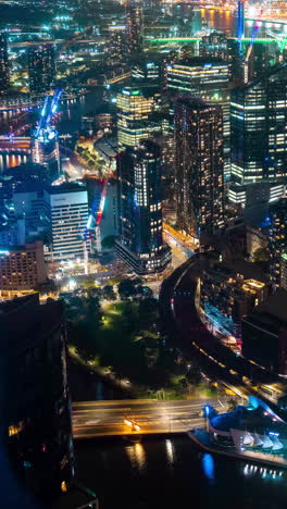 Panorama-Vertical-De-4k-De-Tiempo,-Centro-De-Melbourne-Australia-Por-La-Noche,-Colores-Llamativos,-Edificios-Y-Tráfico-Zumbido