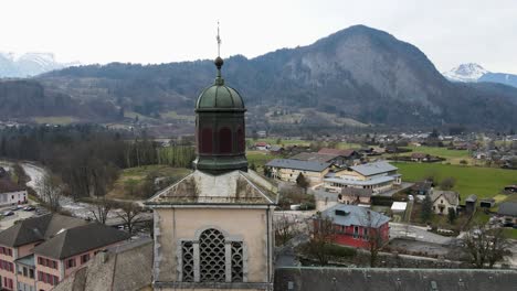 360-Grad-Blick-Auf-Das-Kreuz-Und-Die-Spitze-Der-Kirche-Mit-Bergen-Und-Der-Stadt-Im-Hintergrund