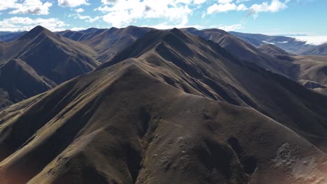 Altos-Picos-Montañosos-En-Lindis-Pass,-Paisaje-Alpino-De-Nueva-Zelanda,-Día-Soleado