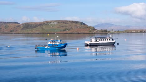 Pequeños-Barcos-De-Pesca-Y-Excursiones-Amarrados-En-La-Bahía-De-Oban-En-Un-Suave-Oleaje-En-Un-Soleado-Día-De-Cielo-Azul-En-Un-Popular-Destino-Turístico,-En-El-Oeste-De-Escocia,-Reino-Unido