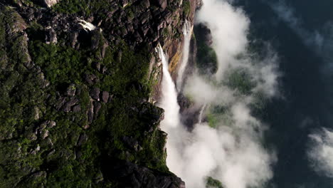 Ángel-Cae-Por-La-Montaña-Auyan-tepui-Dentro-Del-Parque-Nacional-Canaima,-Venezuela