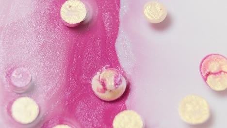 Leuchtend-Rosa-Tintenwirbel-Mit-Weißen-Elementen-Im-Wasser,-Nahaufnahme,-Künstlerischer-Fluss