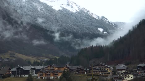 Nebel-Steigt-Auf-Und-Verdunstet-über-Einer-Kleinen-Stadt-Namens-Montriond-In-Den-Französischen-Alpen