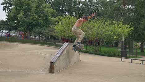 Mann-Macht-Long-Grind-Auf-Seinem-Skateboard