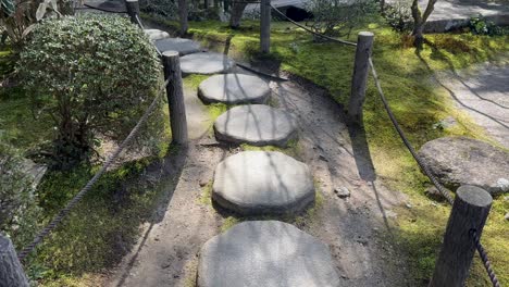 Camino-De-Piedra-En-El-Templo-Budista-De-Tenjuan,-Kioto,-Japón