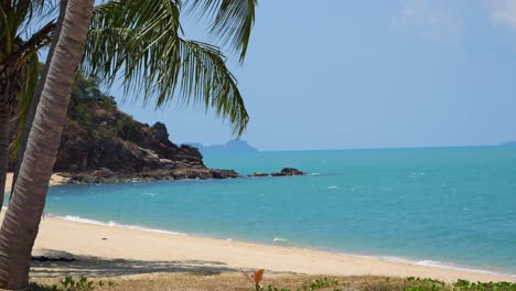 Paisaje-De-Ensueño-En-Una-Solitaria-Playa-Tropical-Con-Palmeras