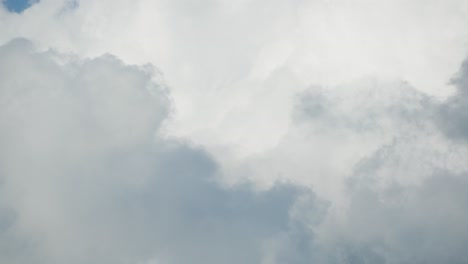 Nubes-Ondulantes-Corren-A-Través-De-Un-Cielo-Vibrante,-Iluminado-Por-La-Luz-Del-Sol-En-Un-Lapso-De-Tiempo-Trepidante