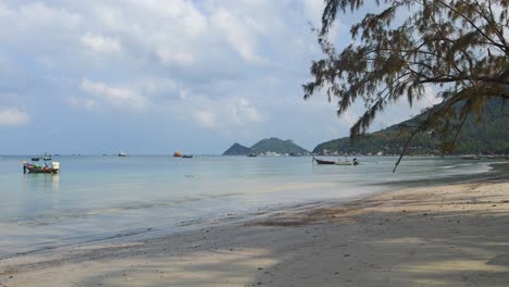 Atemberaubender-Strand-Bei-Ebbe-Auf-Einer-Tropischen-Insel-Mit-Fischerboot