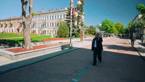 Viaje-Por-La-Calle-Daugavpils-Riga-En-El-Centro-De-La-Ciudad-Durante-El-Soleado-Día-De-Primavera