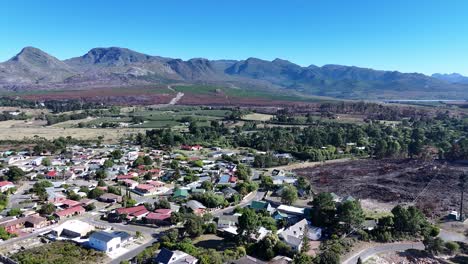 Toma-De-Drone-De-Un-Suburbio-De-Grabouw-En-Ciudad-Del-Cabo,-Sudáfrica