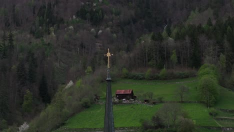 Goldenes-Kreuz-Auf-Der-Spitze-Der-Kirche