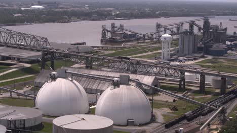 Vista-De-Drones-De-Plantas-De-Refinería-En-Baton-Rouge,-Luisiana-Junto-Al-Río-Mississippi.