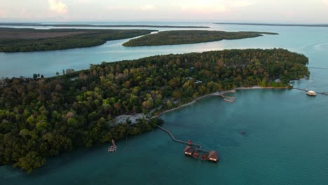 Vista-Aérea-De-La-Isla-Leebong-Con-Manglares-Y-Un-Resort-En-Medio-Del-Mar,-Belitung-Indonesia