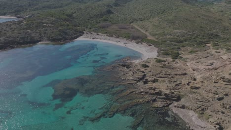Küste-Von-Cala-Sa-Torreta-Menorca-Spanien-Blauer-Strand-Küste-Luftaufnahme-Drohne-Reise