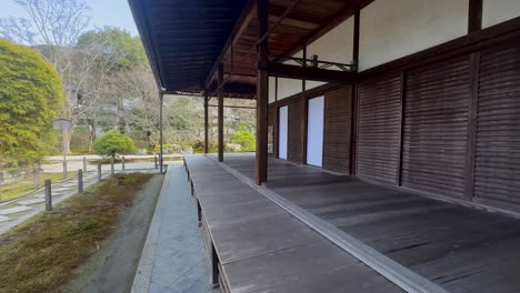 Exterior-wooden-porch-at-Tenjuan-Buddhist-Temple,-Kyoto-in-Japan