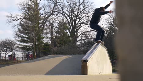 Skateboarder-Macht-Einen-Langen-Grind-Auf-Ihrem-Skateboard