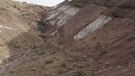 La-Imagen-Aérea-Muestra-Los-Impresionantes-Cañones-De-Roca-Roja,-Una-Impresionante-Y-Extensa-Cadena-Montañosa.