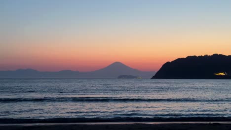 Die-Abenddämmerung-Färbt-Den-Himmel-über-Einem-Ruhigen-Strand-Mit-Freier-Sicht-Auf-Den-Fuji