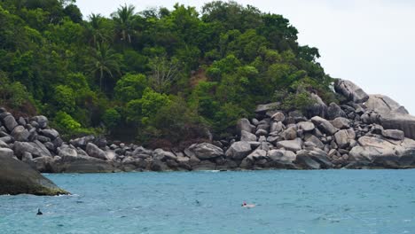 Hermoso-Paisaje-Natural-Del-Océano-Con-Gente-Haciendo-Snorkel