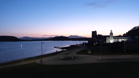 Wunderschöner-Rosa-Und-Blauer-Abendhimmel-Mit-Blick-Auf-Die-Oban-Bay-Und-Das-Meer-Im-Westen-Schottlands,-Großbritannien